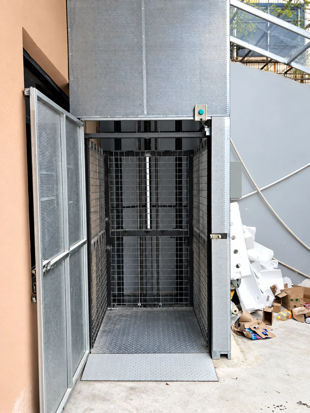 Mesh safety gate on a single-sided cargo lift